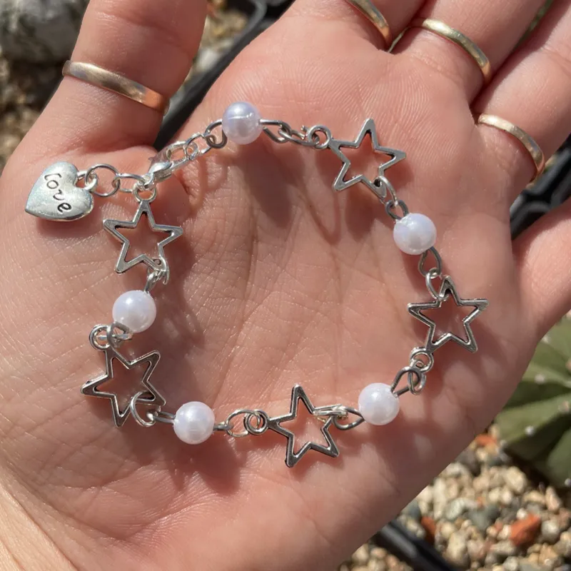 Pulsera de estrellas y perlas.