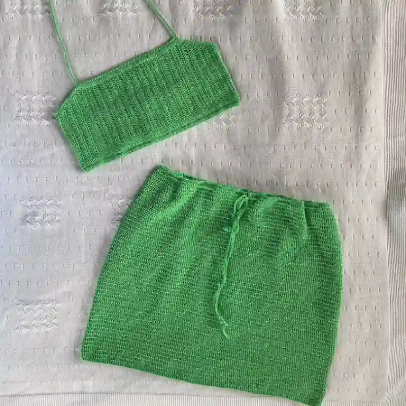 Conjunto sencillo de top y saya