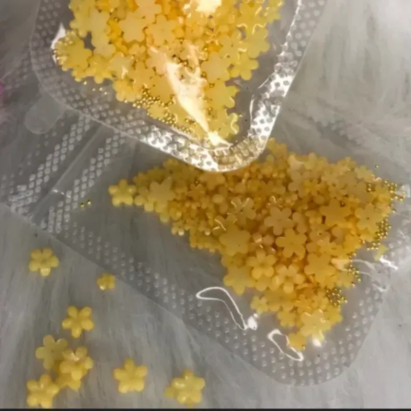 Flores de resina amarilla