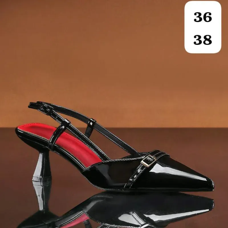  Zapatos negros tipo slingback con punta fina y tacón geométrico