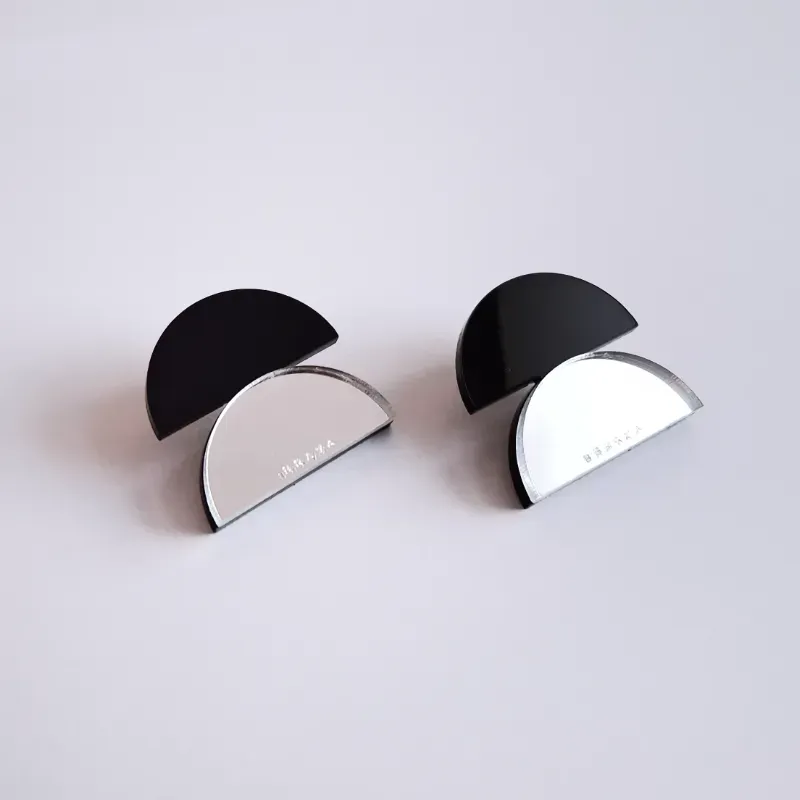 Bauhaus 2 semicírculos plateados