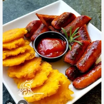 Salchichas con Tostones