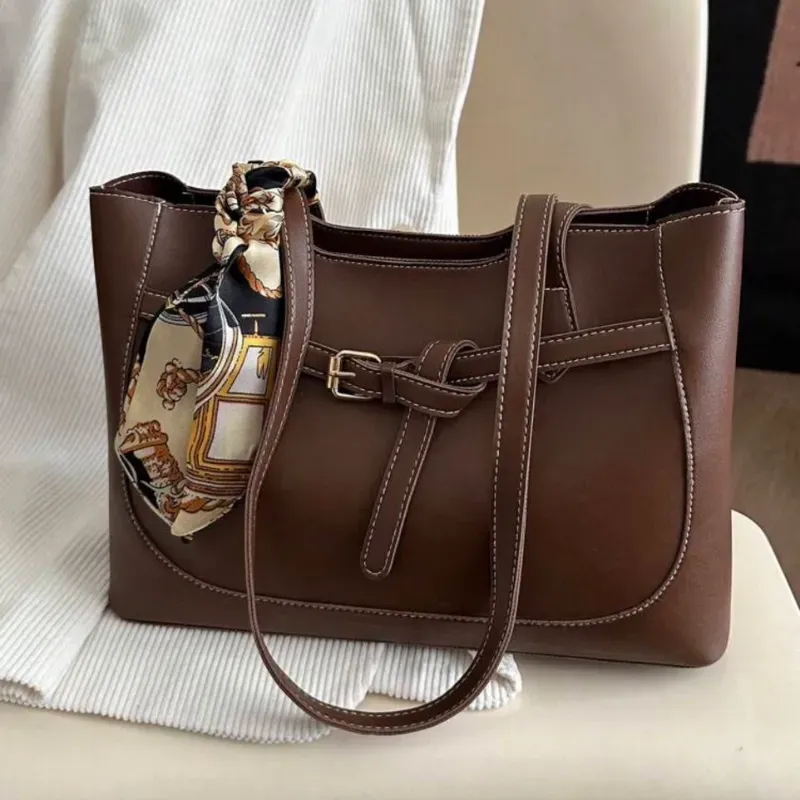 Bolso Marrón de Mano Con Cinta