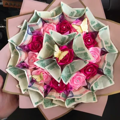 Ramo de rosas con dinero