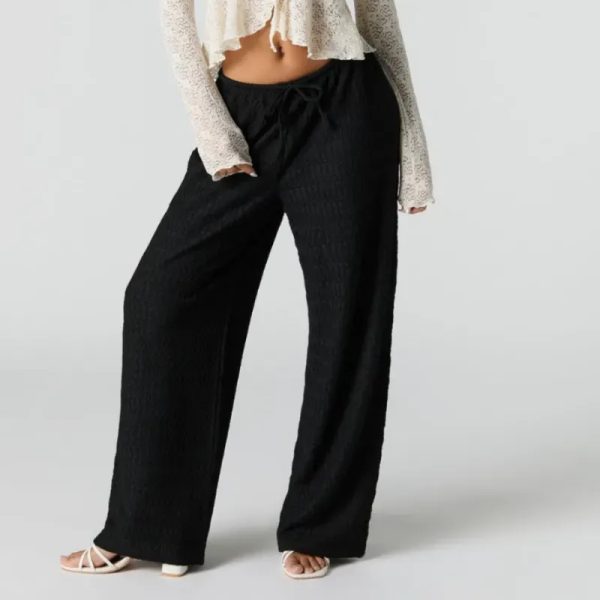Pantaloneta negra ancha estructurada.