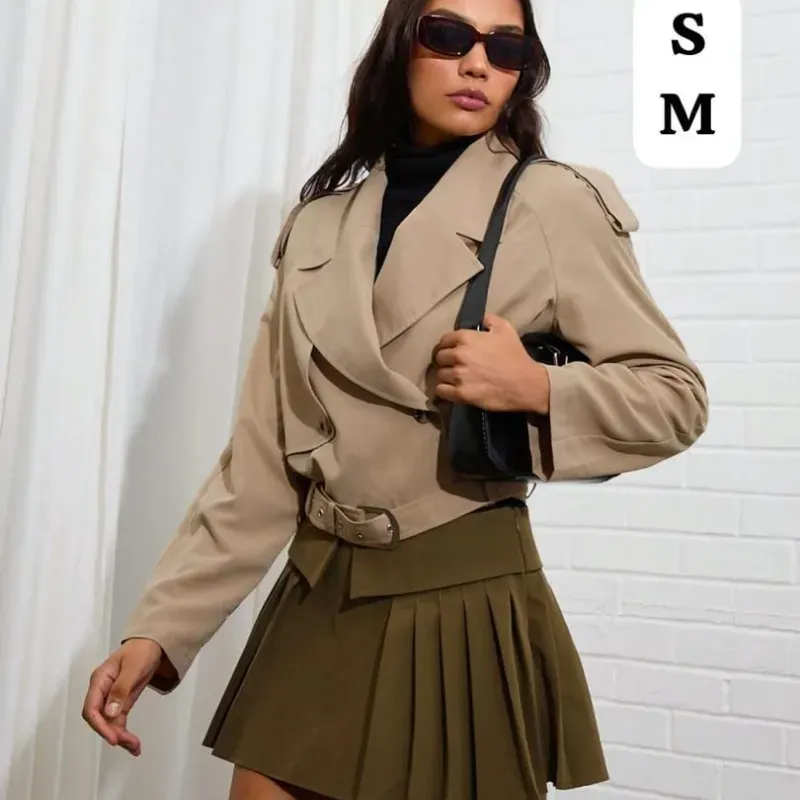  Trench Cropped Beige – Sofisticación rebelde con aire parisino