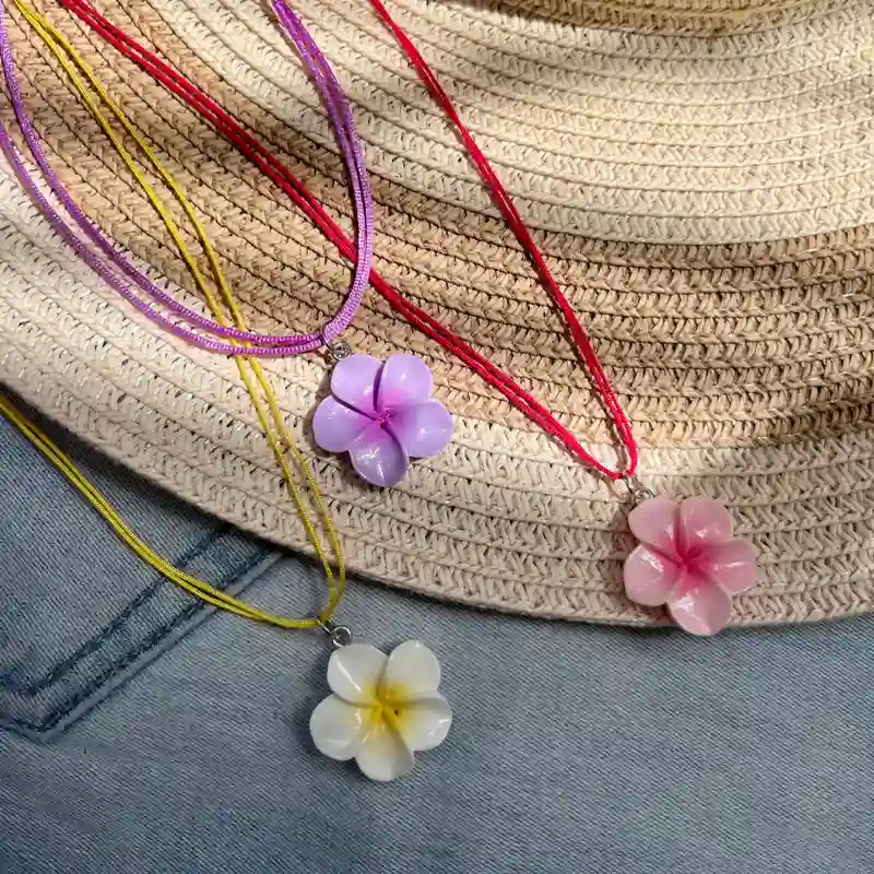 Collares de hilo con dije de flor