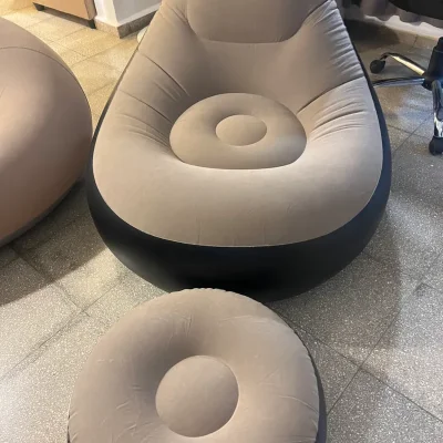 Sofá inflable reclinable + puff para los pies
