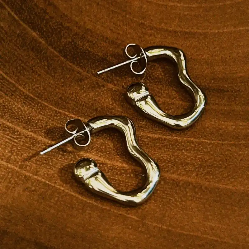 Pendientes plateados asimétricos