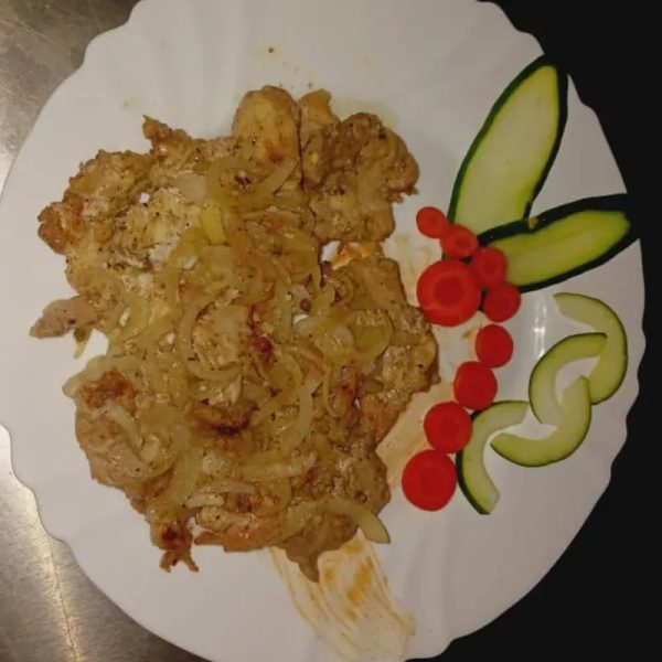 Bistec de pollo grillé