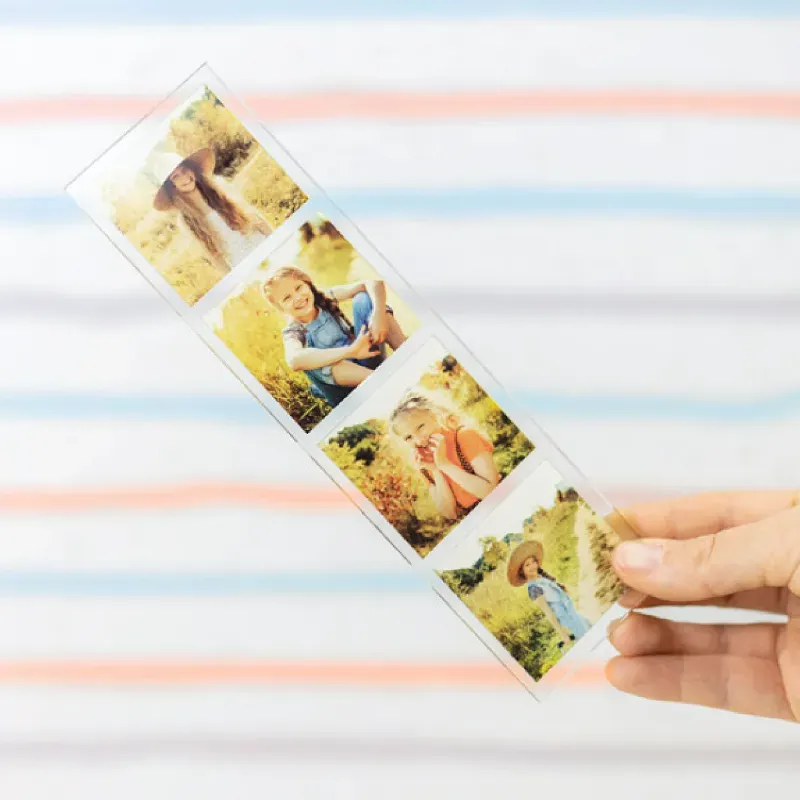 Tira de fotomatón con 4 fotos transparentes