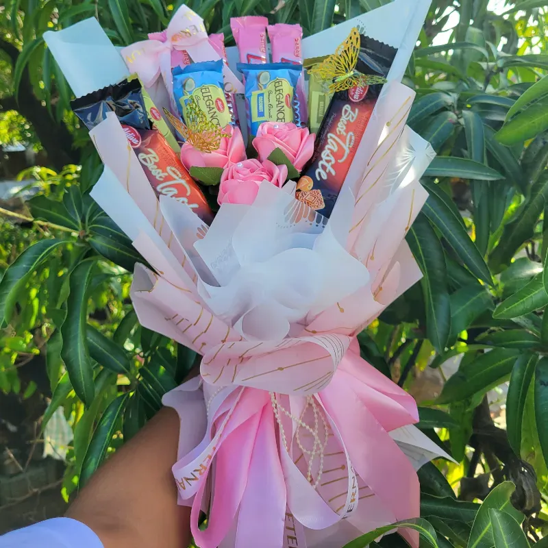 Ramos de flores y confrituras 