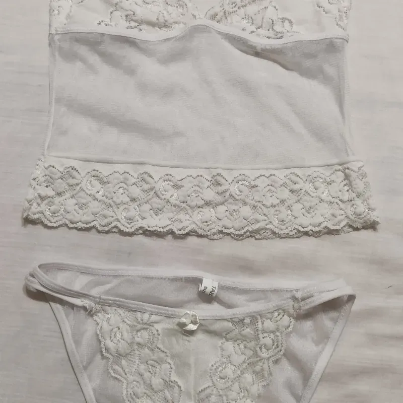 Conjunto de top y braga, blancos.