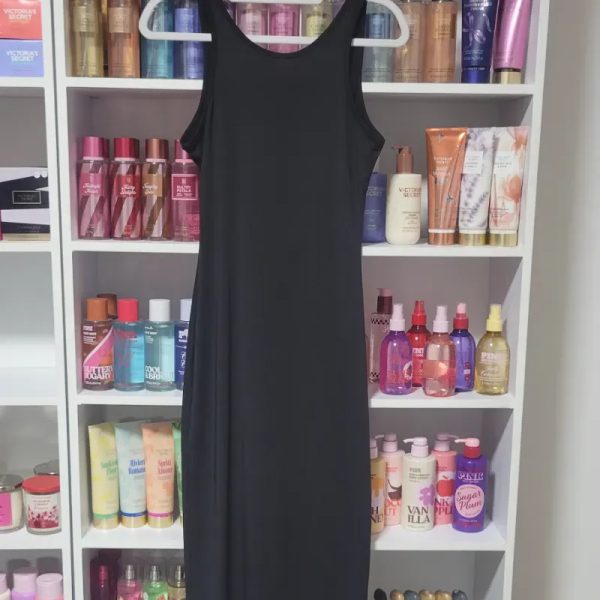 Vestido Negro Largo Con apertura detrás