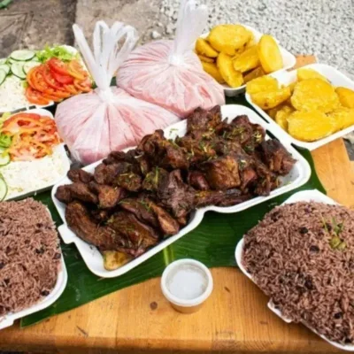 Combo para 5 personas. Dados de cerdo Asado.