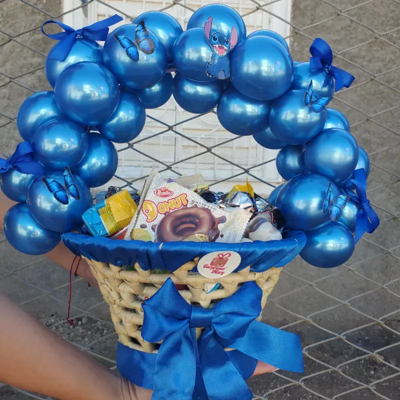 Cesta llena de confituras stitch