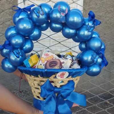 Cesta llena de confituras stitch