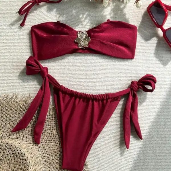 Bikini rojo con adorno de flor metálica