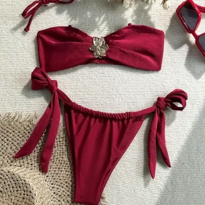 Bikini rojo con adorno de flor metálica