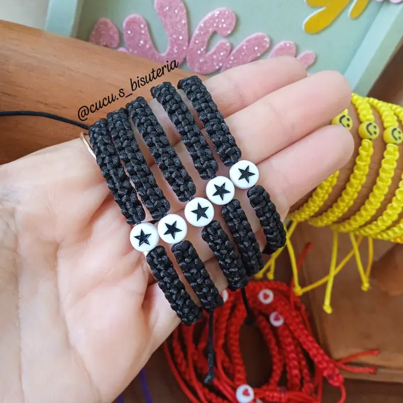 Pulsera tejida con estrella