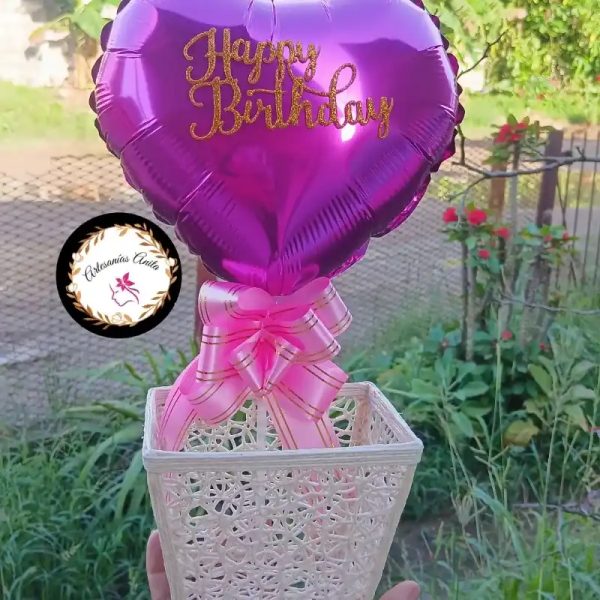 Cesta para regalos con decoración en rosada y dorada