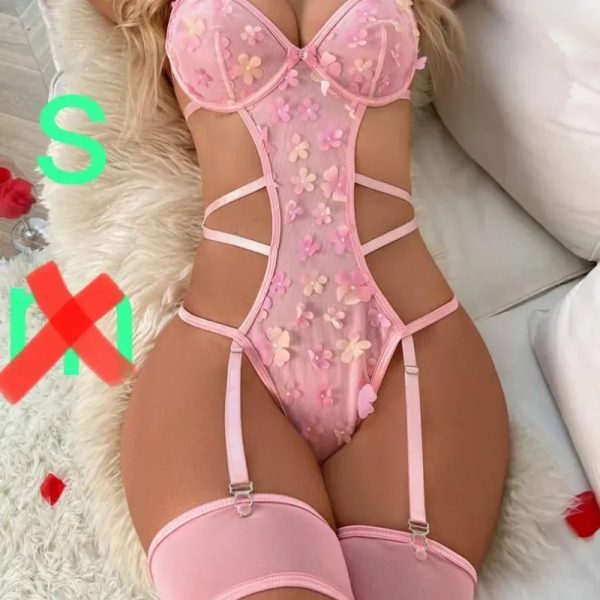  Bodysuit rosa bordado + medias – Talla S Romanticismo atrevido, feminidad que florece.