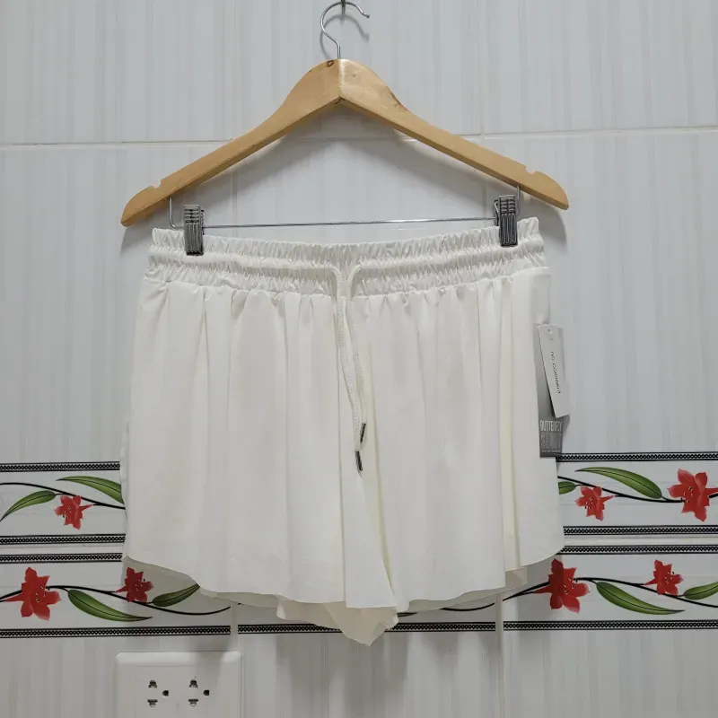 Shorts doble deportivo .