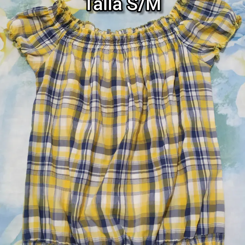 Blusa amarrilla de cuadros.