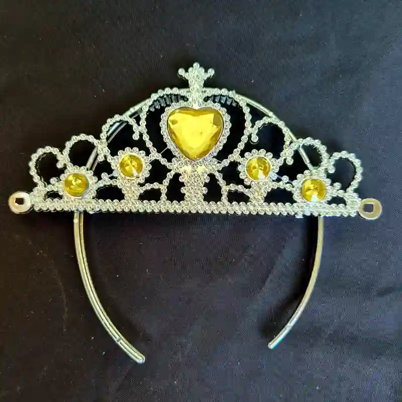 Corona con piedras amarillas.