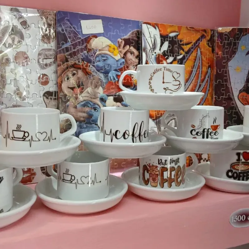 Tazas de café con plato echas