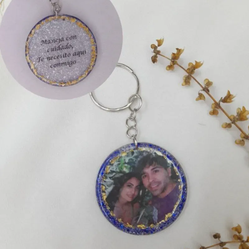 Llaveros con fotos y frase detrás