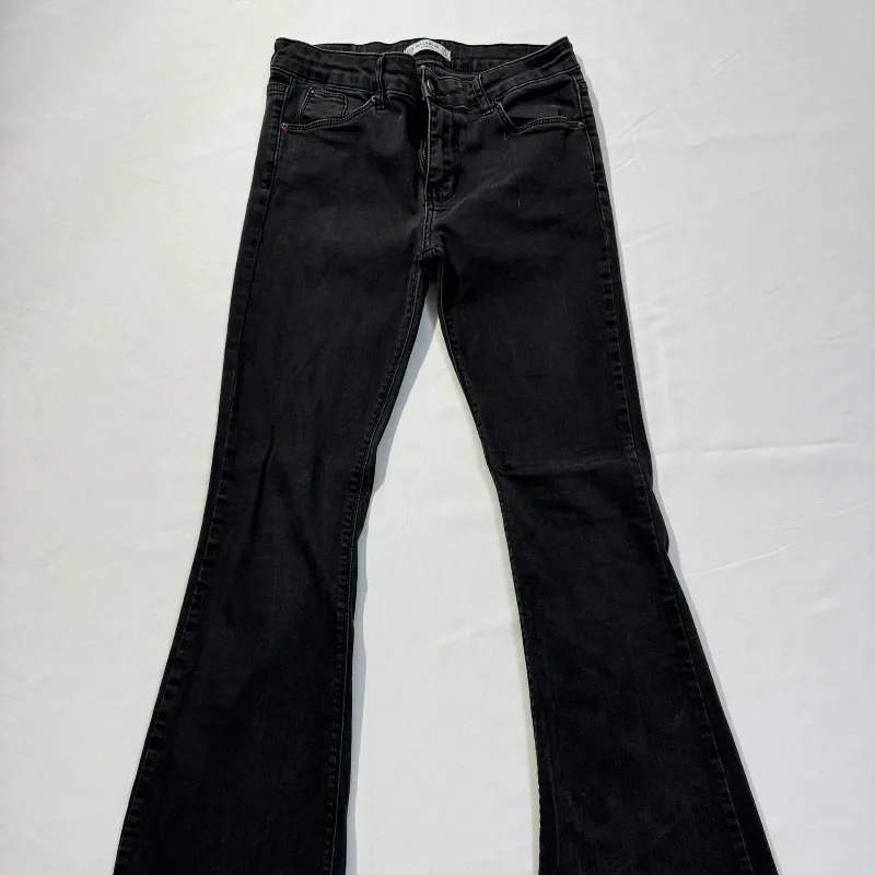 Jean Negro Campana con Bolsillos Detrás