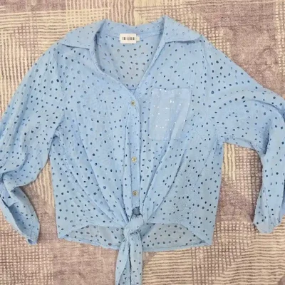 Camisa azul clara calada