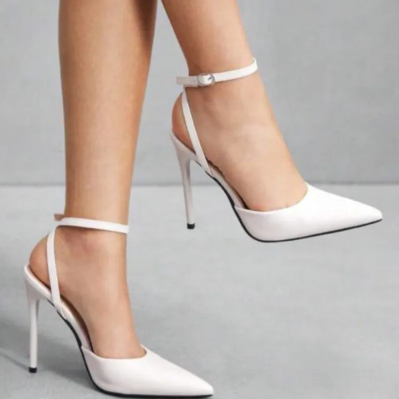 Tacones de puntifinos blancos