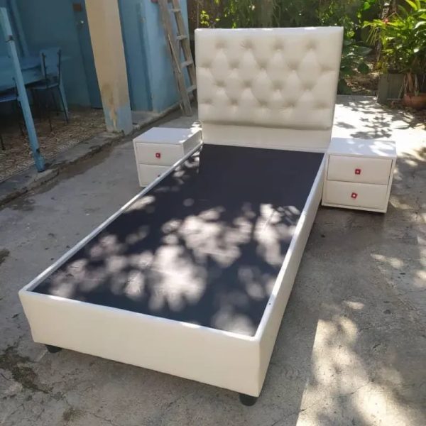CAMA SIN PIELERA Y CON MESITAS