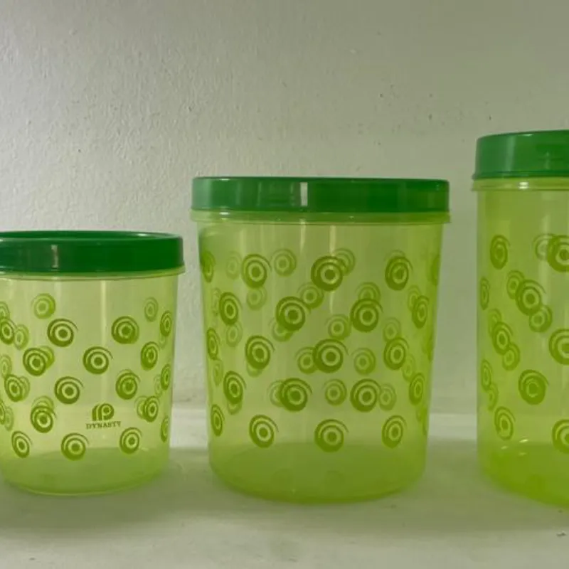 ✅ Envase de plástico de 4 piezas.