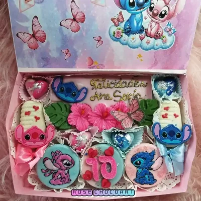 Caja surtida para cumple temática de amor Stitch y Ángela