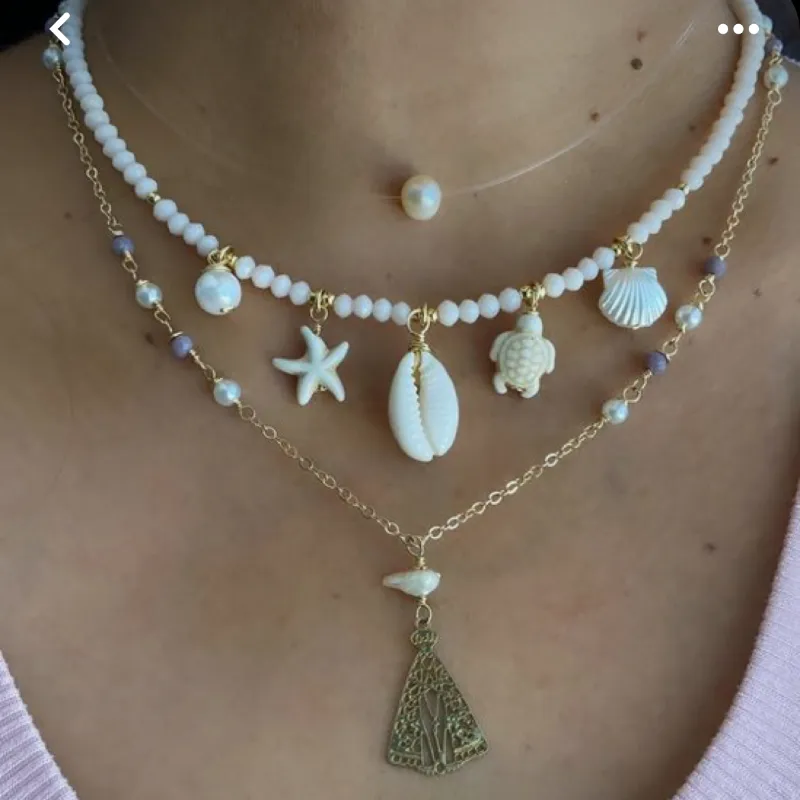 Collar de perlas con dijes de verano