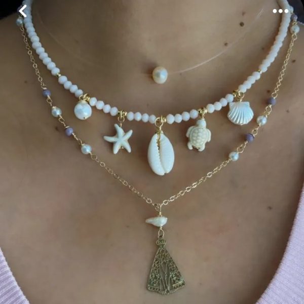 Collar de perlas con dijes de verano