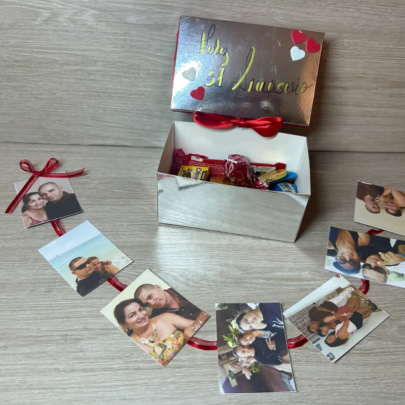 Caja plateada con fotos