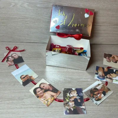 Caja plateada con fotos