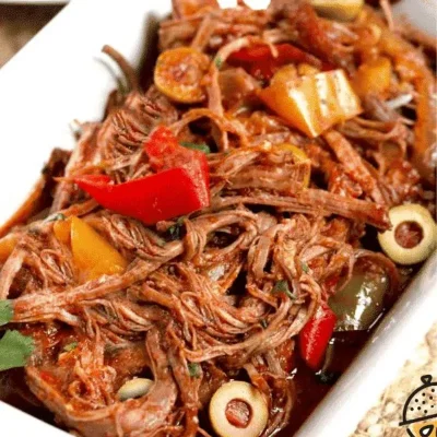 Ropa vieja con vino tinto y aceitunas