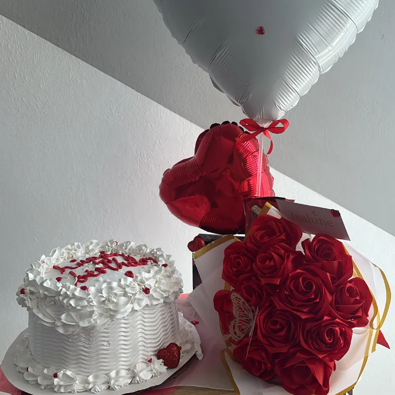 Bandejita cake+ ramo 13 rosas