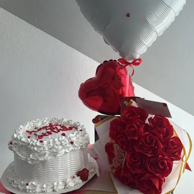 Bandejita cake+ ramo 13 rosas
