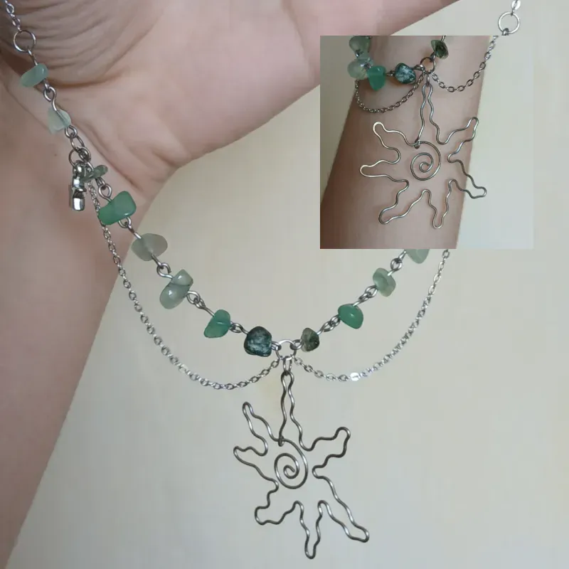 Collar de cuarzos y cadena con dije de sol