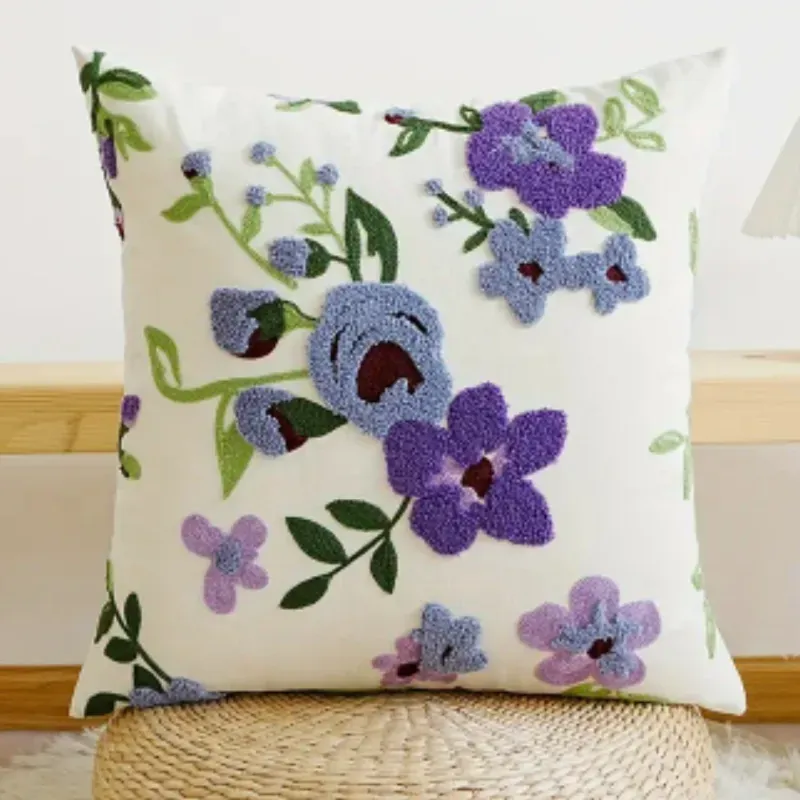 Cojín bordado en tonos morados