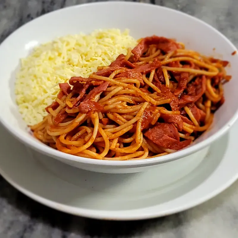 Espagueti de jamón y queso