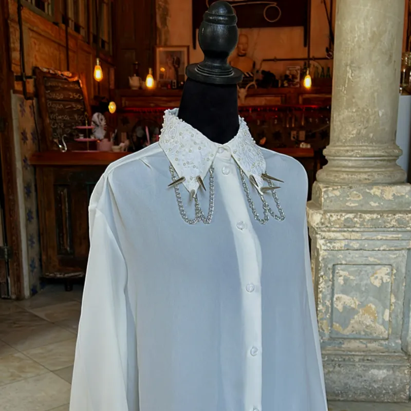 Blusa con puas y cadenas