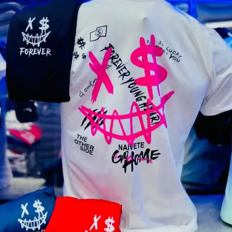 Pullover blanco con diseño rosa 