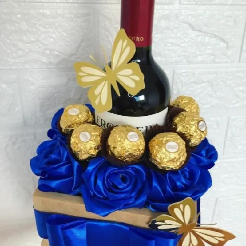 Botella con flores y bombones ferreros